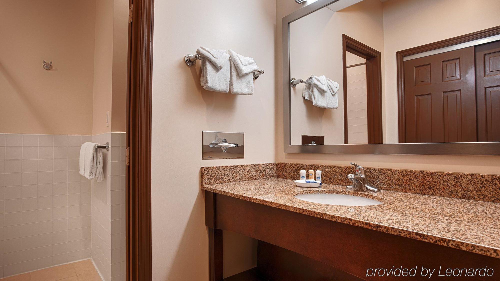 Western The Inn&suites At The Falls Hotel 3*